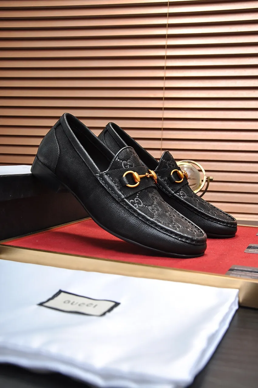 Men's shoes💰500💶Italy's top luxury men's shoe giant (GUCCI) (Gucci) (full cowhide lining) new arrival🍃Original European style🔰 Pleasant to the eye😍In order to make the shoes more durable and non-deformable🌀The production continues to follow traditional methods but there is still no lack of innovation💪Choose original sheepskin for the leather♻️ Smooth and natural And extra bright ⭐Made of imported cowhide, the first choice of rich people 38-45 (45 customized)